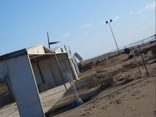 Imatge de l'abandonament del club nàutic de Gavà Mar que estava situat a prop de la riera dels Canyars (Fotografia: FLICKR)